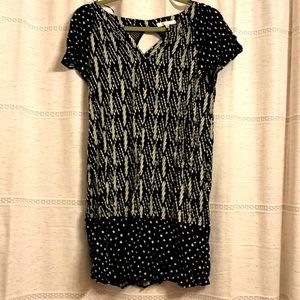 🖤 3/$25 XS skies are blue dress black and off white super cute 🖤